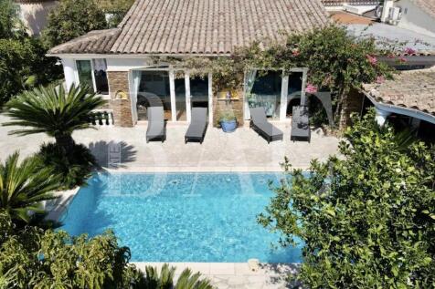 BAC Estate villa with swimming pool near the beach