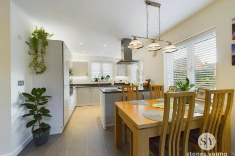 Fantastic Open Plan Living Dining Kitchen