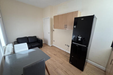 2 bed flat to rent Curzon Avenue, Manchester M14