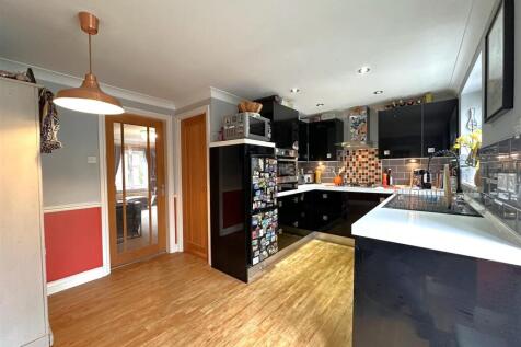 Spacious Dining Kitchen 934