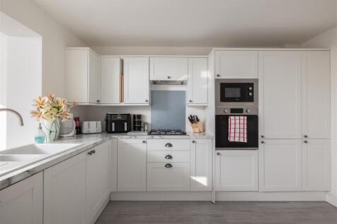 Farmanby Close 51 Kitchen-2.jpg