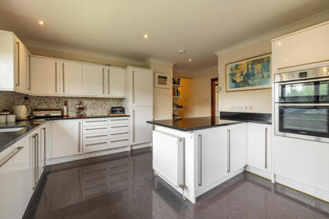8 bed, 8 bath Detached in Leeds - Photo 18