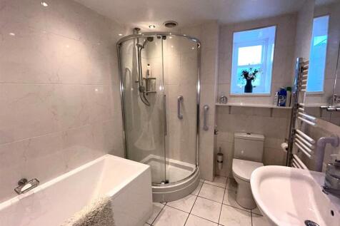 FAMILY BATHROOM/W.C.