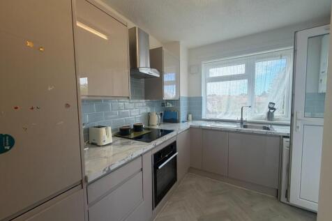 Park Crescent East, Northampton NN5 photo 4
