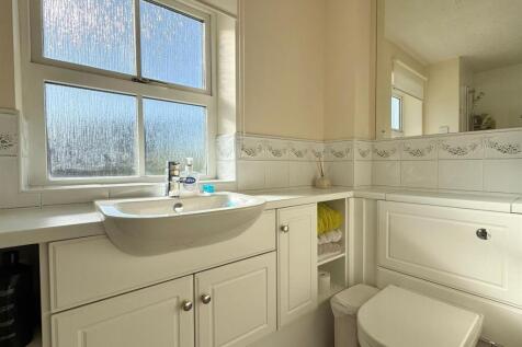 Family bathroom (2).jpg