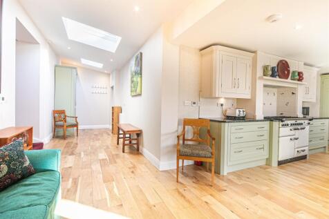 6 bed, 3 bath Detached in Sheffield - Photo 9