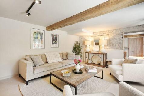 Light and spacious sitting room  