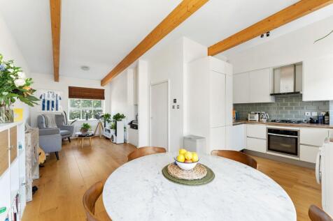 1-bed flat on Carysfort Road, London, N16, £2,500/mo