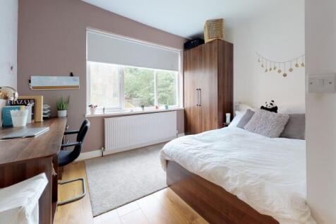 6-bed semi-detached on Richmond Mount, Hyde Park, Leeds, £3,120/mo