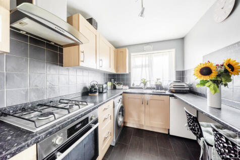 Wildfield Close, Wood Street Village, Guildford, GU3  photo 3