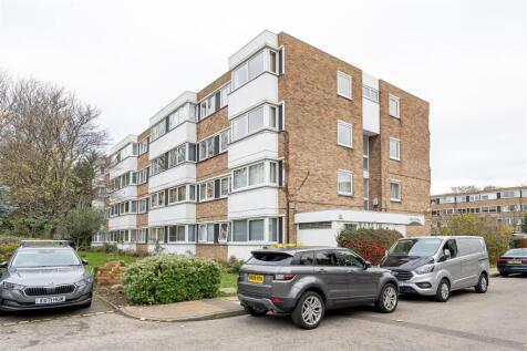 Queenswood Gardens, E11
