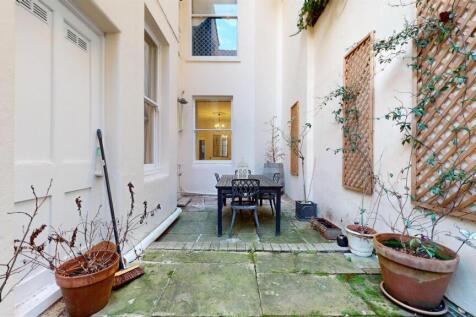 Flat 1 167 CRMaincourtyard3.jpg