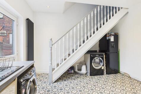 CAM03729G0-PR0141-STILL004