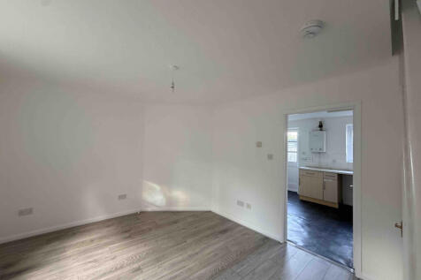 Pines Court, two bedroom terraced home photo 4