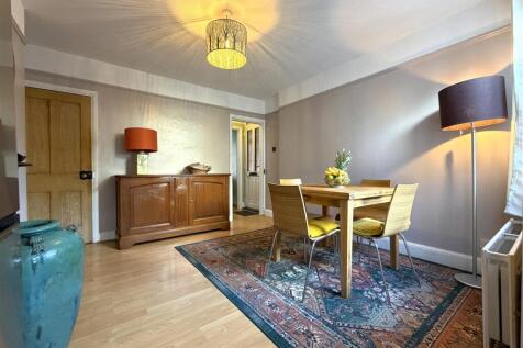 Spacious Dining Room 644