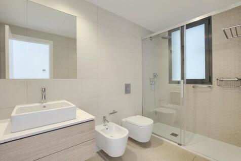 Bedroom 1 en suite.j
