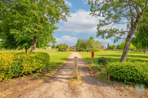 Nearby park/green space