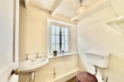 Ground Floor Cloakroom / WC