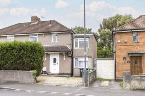 A welcoming exterior view of the property showc...