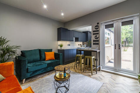 Luxury 4 Bed Student House // 2 bathrooms //  August 2027 photo 3