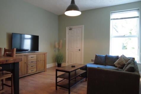 Prior St // 4 Bed & 2 Bath //  October 2027 photo 3