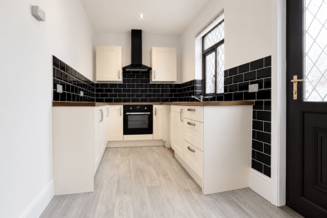 3 bed flat to rent Regents Close, London CR3