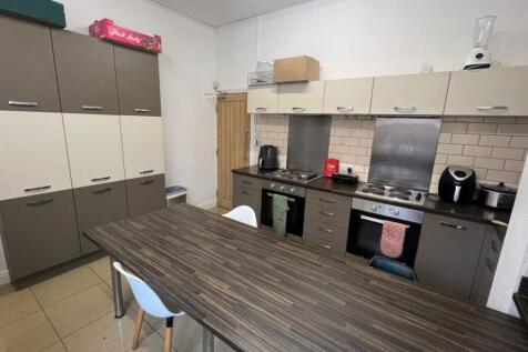 West Parade Room Available Immediately photo 3