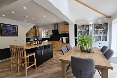 OPEN PLAN DINING KITCHEN