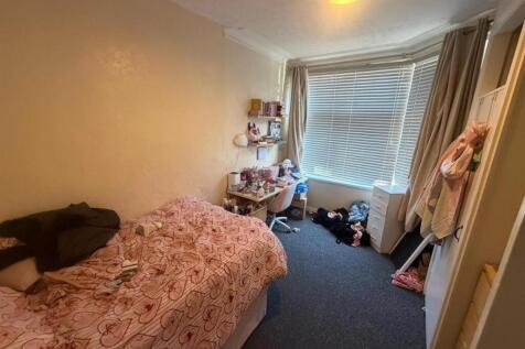 Cozy double bedroom with large bright bay windo...