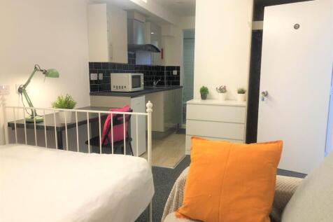 Bright and cozy single bedroom featuring a clea...