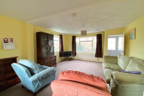 60 Gwyneth Grove - Lounge2.jpg