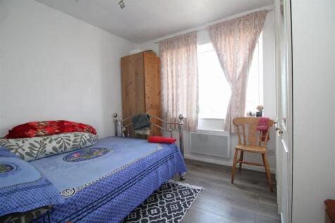 bedroom 1 .JPG