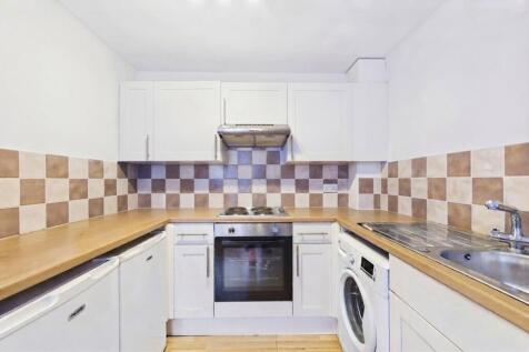 1-bed flat on Fairfield Avenue, Staines-upon-Thames, Surrey, TW18, £1,200/mo