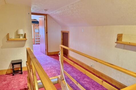 Upper hallway to bedroom