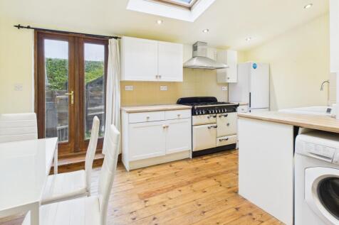 CAM02519G0-PR0357-STILL001