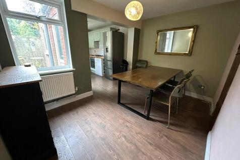 Guildford Road, Ash, Aldershot, Surrey, GU12 photo 4
