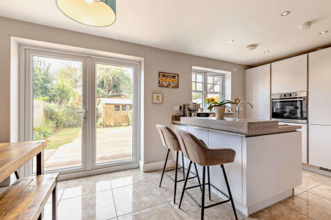Kitchen/Breakfast Bar