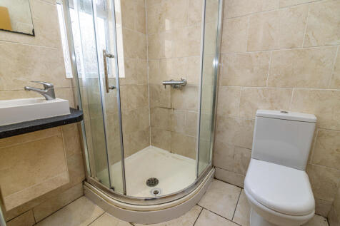 4 Bed // 2 Bath // Thesiger Street // Aug 2027 photo 4