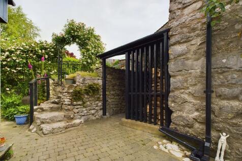 Entrance to the P...