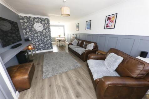 OPEN PLAN LOUNGE &amp; DINING ROOM