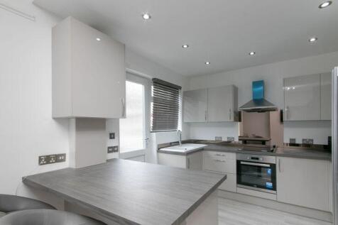 4-bed house on Four bedroom Student House - Lawrence Road, L15, £585/mo
