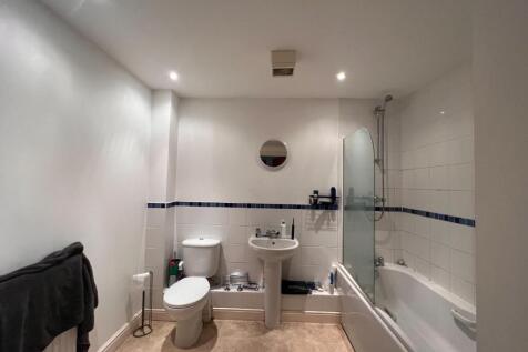 6 St Crispin Bathroom.jpg