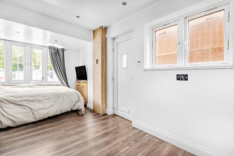 4 bed, 3 bath Detached in london - Photo 7