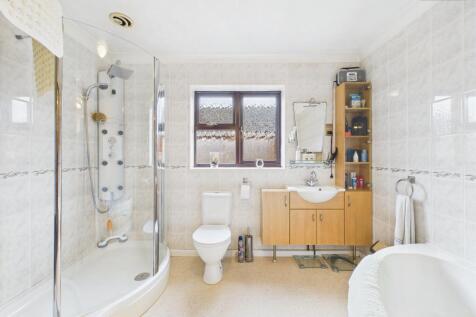 En-Suite To Master Bedroom