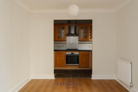 St Georges Court, Epsom photo 4