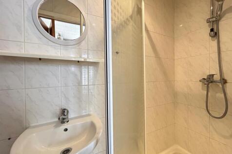 Bathroom 2.jpg