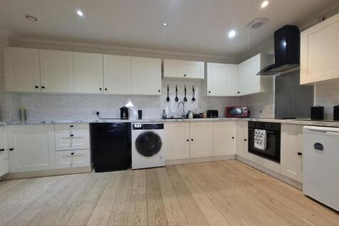 A Room in a Shared Flat, Clarence House, 152 North Row, Miton Keynes, MK9 1AY photo 5