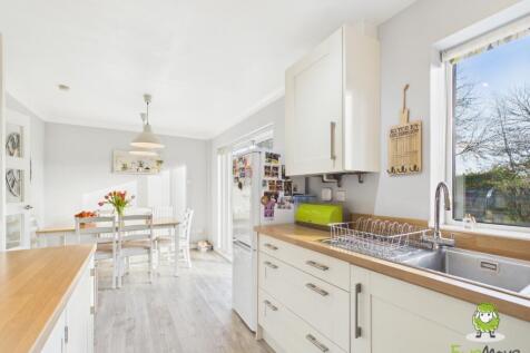 EweMove Estate Agents Basingstoke - Teal Crescent 