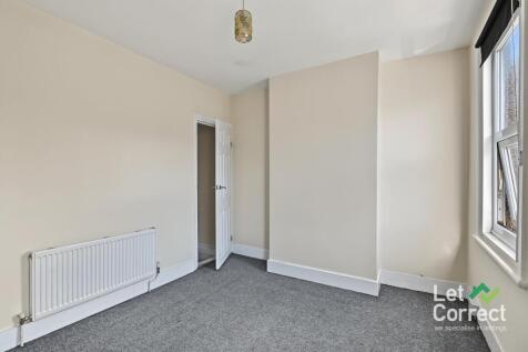 Bright &amp; Spacious Main Bedroom