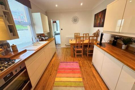 Kitchen b (edit).jpg